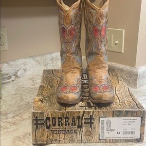 Corral vintage saddle blue Jean wing & heart boots